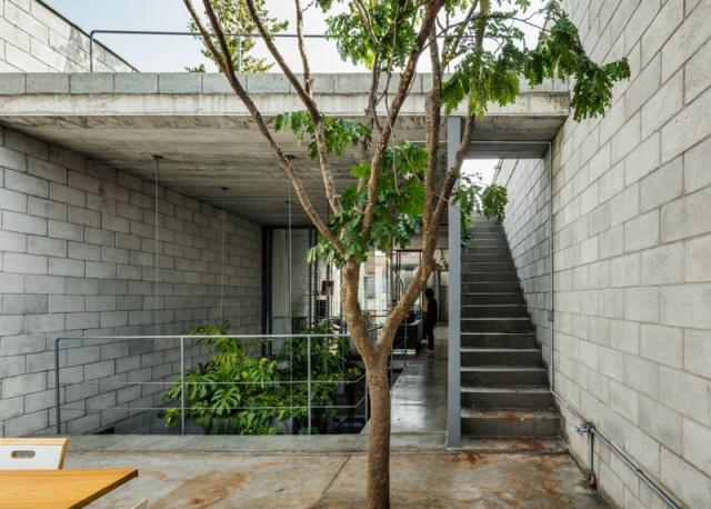 一個(gè)有室內(nèi)庭院的兩層小住宅，讓你感受中庭庭院的美